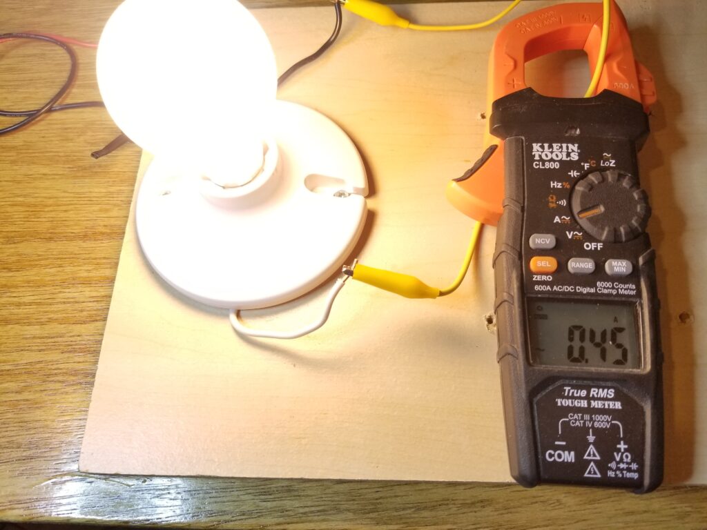 Klein CL800 Measuring the Current of a Light Bulb