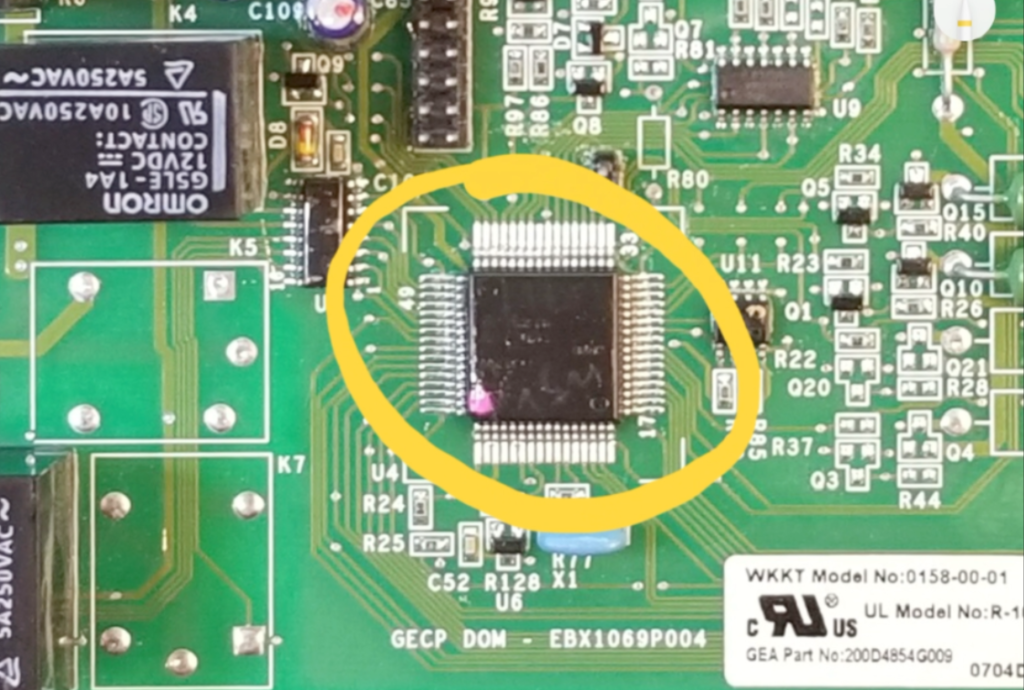 Microcontroller on the WR55X10942 refrigerator control board. 